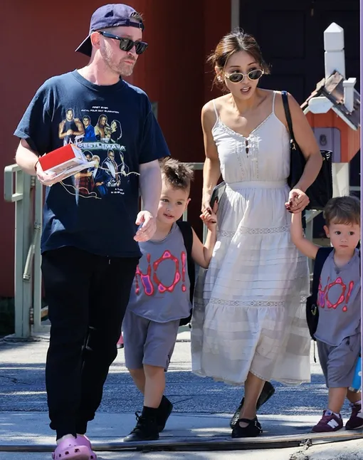 Маколей Калкин и Бренда Сонг с детьми