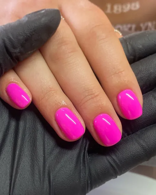 Маникюр в оттенке фукция смотрится ярко и свежо