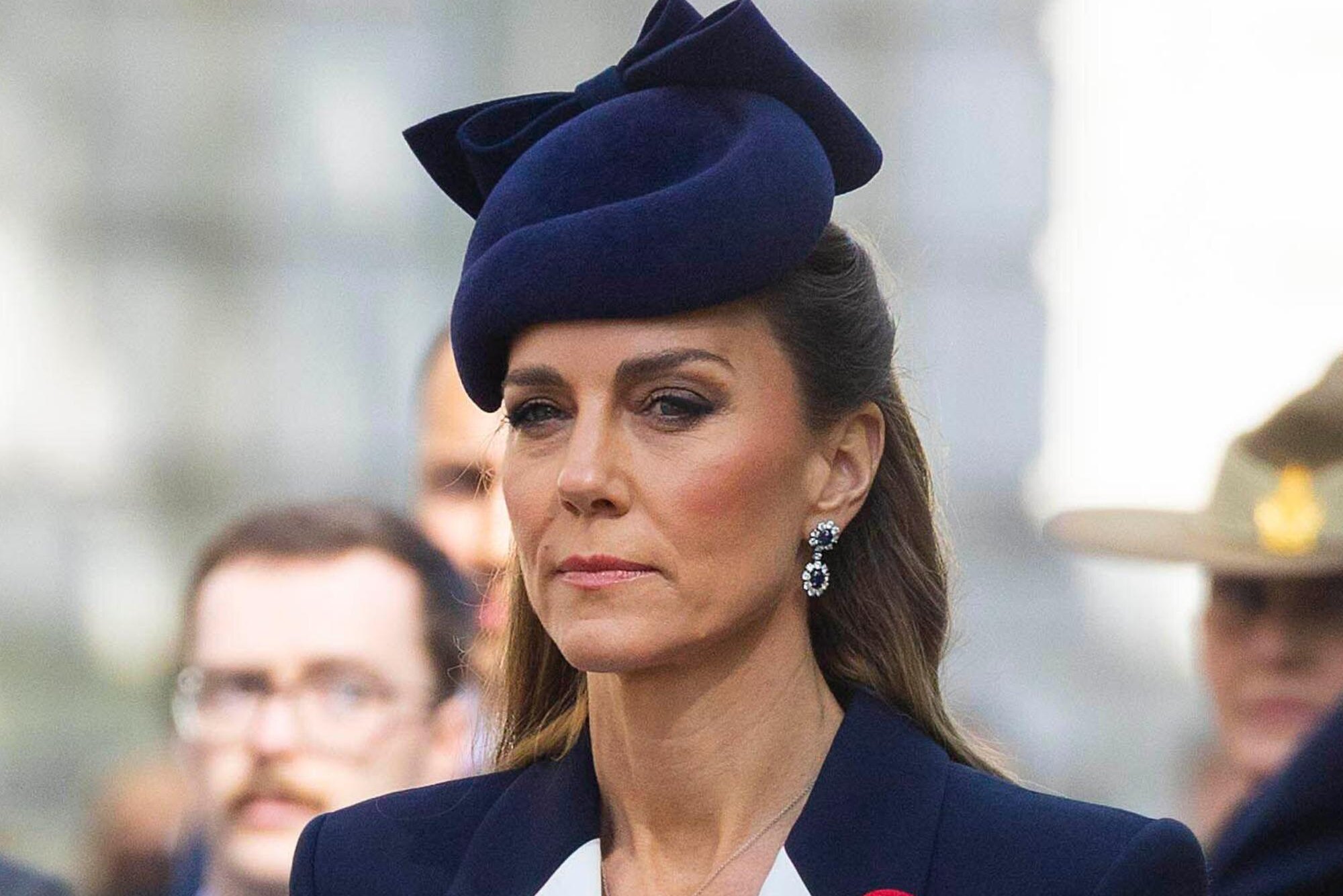 Кейт Миддлтон в сапфировых серьгах и темно-синем пальто-платье с белыми лацканами появилась на публике