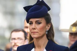 Кейт Миддлтон в сапфировых серьгах и темно-синем пальто-платье с белыми лацканами появилась на публике