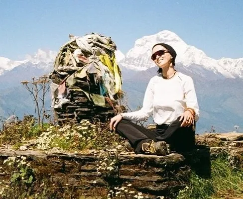 Паулина Андреева в позе лотоса