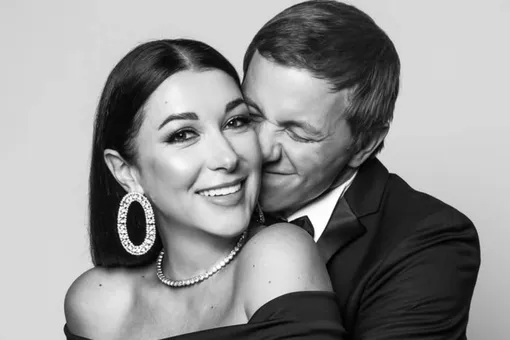 «Нам желали дожить до этого дня»: жена Романа Павлюченко обратилась к нему в связи с серебряной свадьбой «Нам желали дожить до этого дня»: жена Романа Павлюченко обратилась к нему в связи с серебряной свадьбой