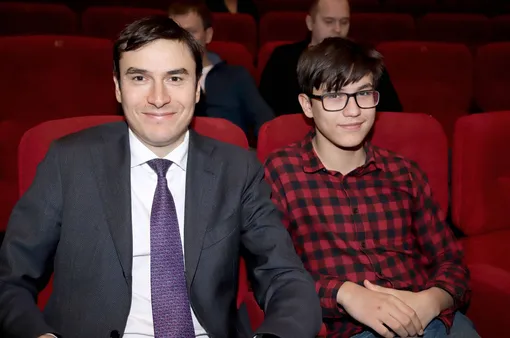 Сергей Шаргунов и его сын Иван на премьере фильма «На Луне» в кинотеатре «Октябрь». 17 февраля 2020 г.