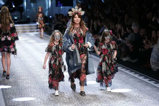 Анна Брострем с дочерьми Анна Брострем с дочерьми