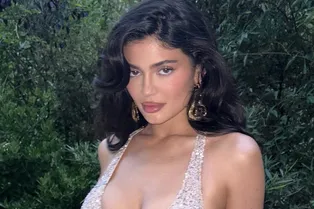 «Похожа на Мэрилин Монро»: Кайли Дженнер в золотистом облегающем платье с очень глубоким декольте произвела фурор «Похожа на Мэрилин Монро»: Кайли Дженнер в золотистом облегающем платье с очень глубоким декольте произвела фурор