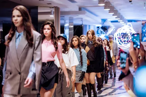 Яна Рудковская, Светлана Бондарчук, Мариям Тилляева на открытии нового модного сезона Осень-зима 2025/26 в BoscoVesna Яна Рудковская, Светлана Бондарчук, Мариям Тилляева на открытии нового модного сезона Осень-зима 2025/26 в BoscoVesna