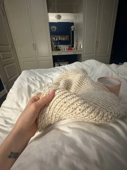 Ида Галич вяжет одеяло для будущего малыша