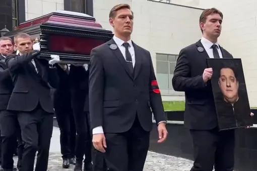 Гроб с телом Романа Попова вынесли из траурного зала больницы в Москве и погрузили в катафалк: видео