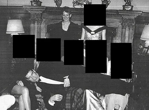 Фото принца Эндрю на коленях у девушек из файлов Эпштейна Фото принца Эндрю на коленях у девушек из файлов Эпштейна