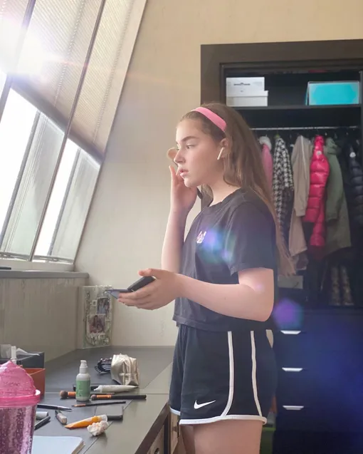 Микелла делает макияж