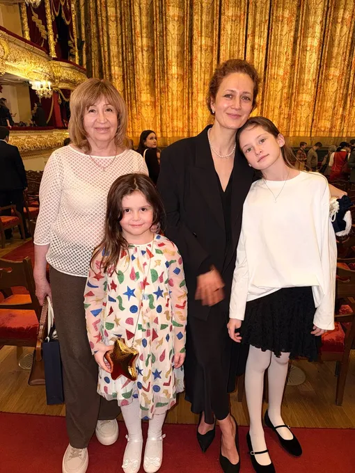 Виктория Исакова с матерью, племянницей и дочерью на балете «Щелкунчик»