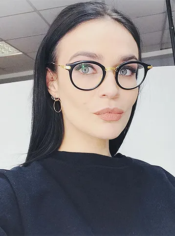 Девушке оставалось только научиться подбирать для нее подходящую оправу Звезды изменившиеся до неузнаваемости