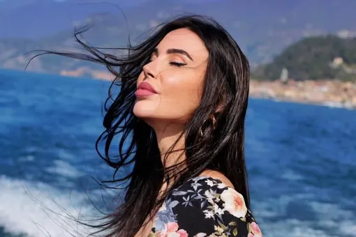 Оксана Самойлова в мини с декольте снялась на яхте Оксана Самойлова в мини с декольте снялась на яхте