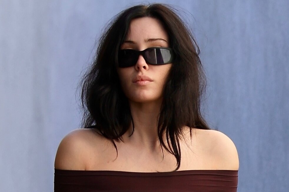 Бьянку Цензори в топе и полупрозрачных колготках без мужа заметили на прогулке