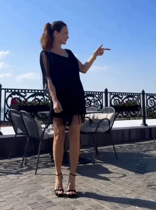 Екатерина Климова в черном мини-платье с бахромой