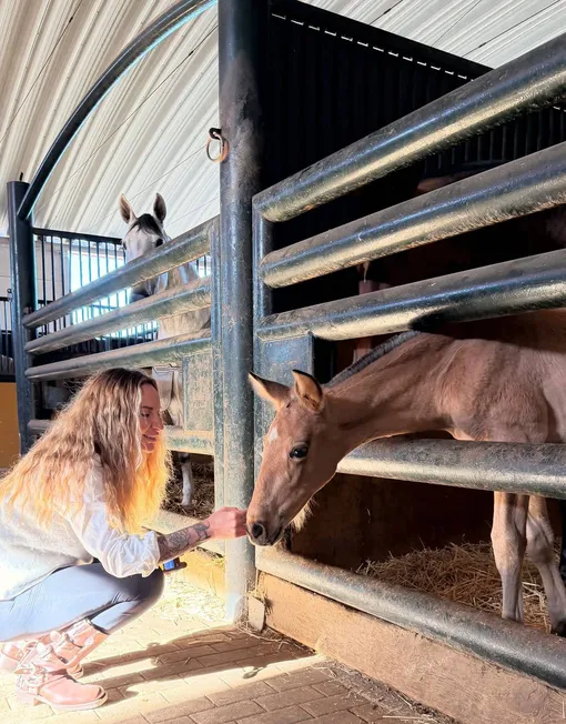 Анна Асти обожает лошадей Анна Асти обожает лошадей