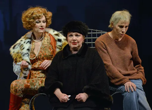 Марина Есипенко, Ольга Чиповская и Юлия Рутберг в спектакле «Девичник над вечным покоем»