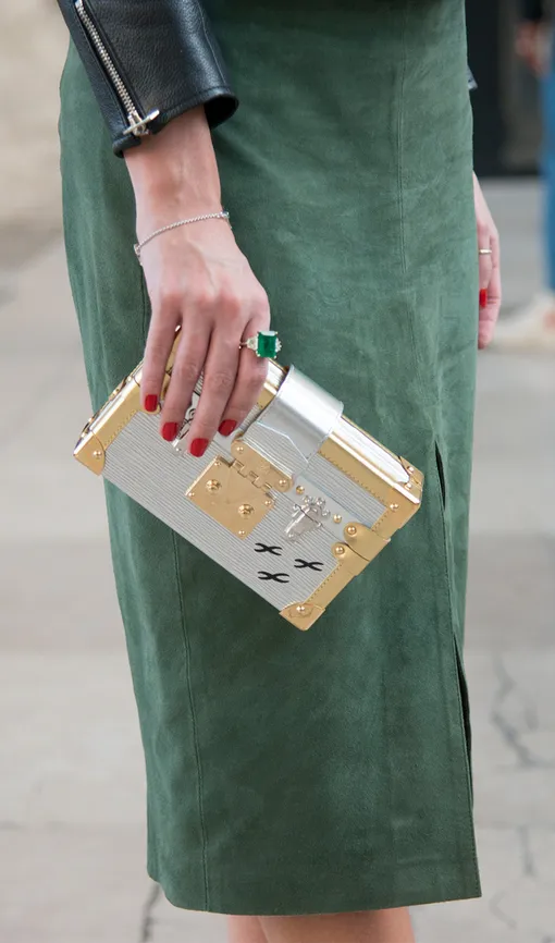 Отметь разницу: каким тусклым кажется камень слева...