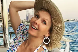 «Очаровательная кокетка!»: певица Валерия в секси-платье снялась на яхте в Дубае
