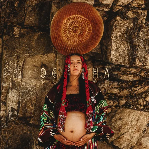 Манижа снялась с заметно округлившимся животом Манижа снялась с заметно округлившимся животом