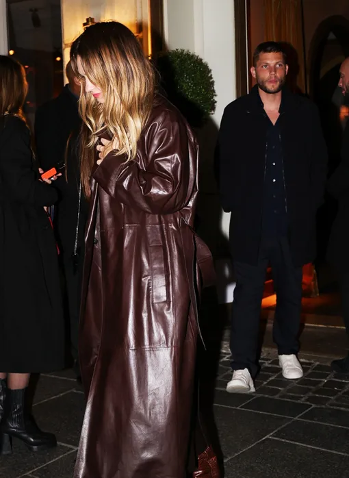 Спутником Лили Джеймс оказался брат ее лучшей подруги Спутником Лили Джеймс оказался брат ее лучшей подруги