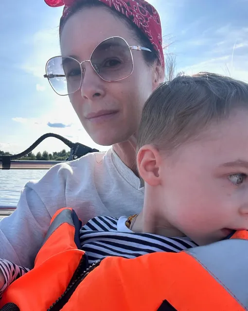 Ольга Сутулова с сыном на морской прогулке