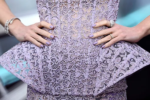 Цвет маникюра Эмили Блант был таким же, как и ее платье Цвет маникюра Эмили Блант был таким же, как и ее платье