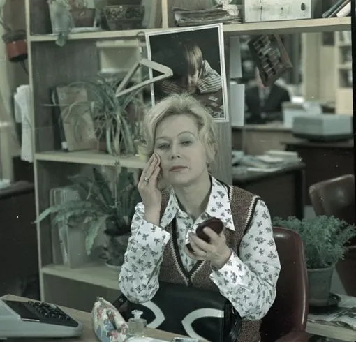 Светлана Немоляева на съемочной площадке фильма «Служебный роман» Светлана Немоляева на съемочной площадке фильма «Служебный роман»