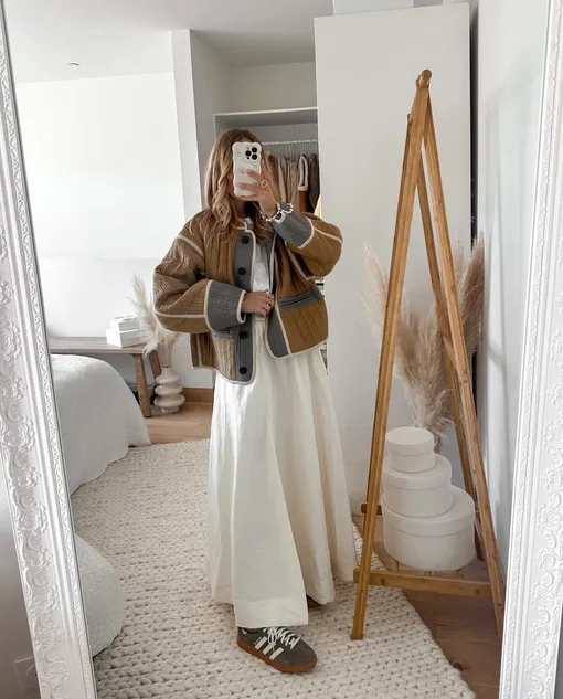 Мягкая фактура тут же придает обуви элегантный вид, так что ретрокроссовки из замши — мой личный фаворит сезона. Идеально подойдут почти к любому наряду!