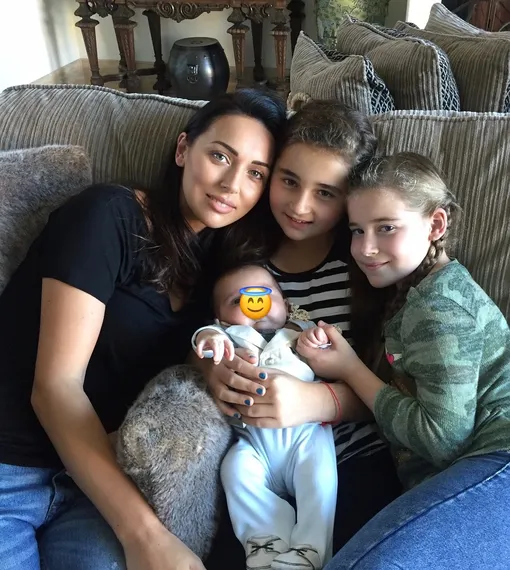 Алсу с маленьким сыном и дочерьми