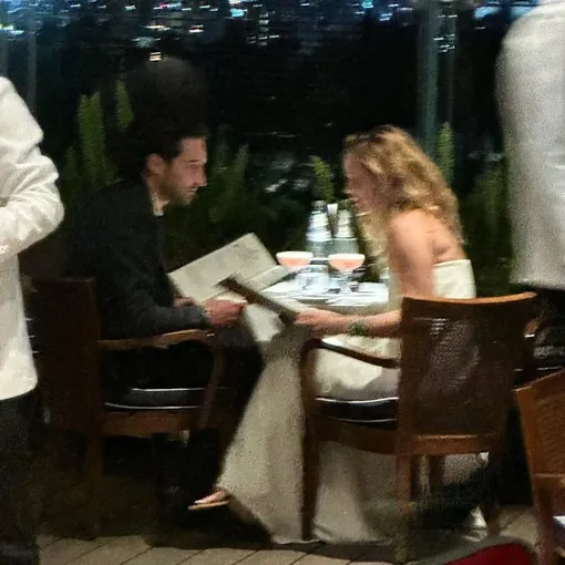 Гонсало Эвиа Байльерес и Эмма Уотсон во время романтического ужина