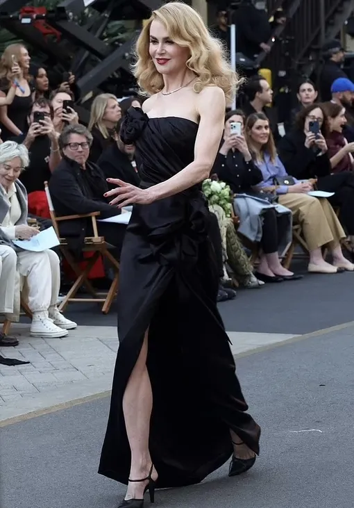 Николь Кидман в атласном платье с камелиями Николь Кидман в атласном платье с камелиями