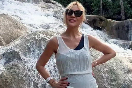 «Я впервые здесь»: Кристина Орбакайте едва не упала в водопад на Ямайке — видео «Я впервые здесь»: Кристина Орбакайте едва не упала в водопад на Ямайке — видео