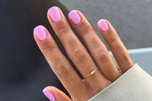 Клубничный снегопад: 6 розовых маникюров, которые сделают твой май-2026 чуть теплее и приятнее