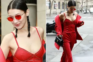 Красное и черное: модель Белла Хадид на Неделе моды в Париже в необычном наряде