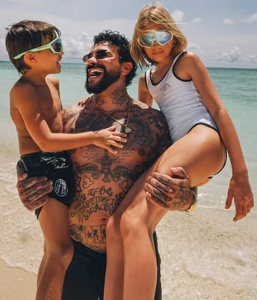 Тимати с сыном Ратмиром и дочерью Алисой Тимати с сыном Ратмиром и дочерью Алисой