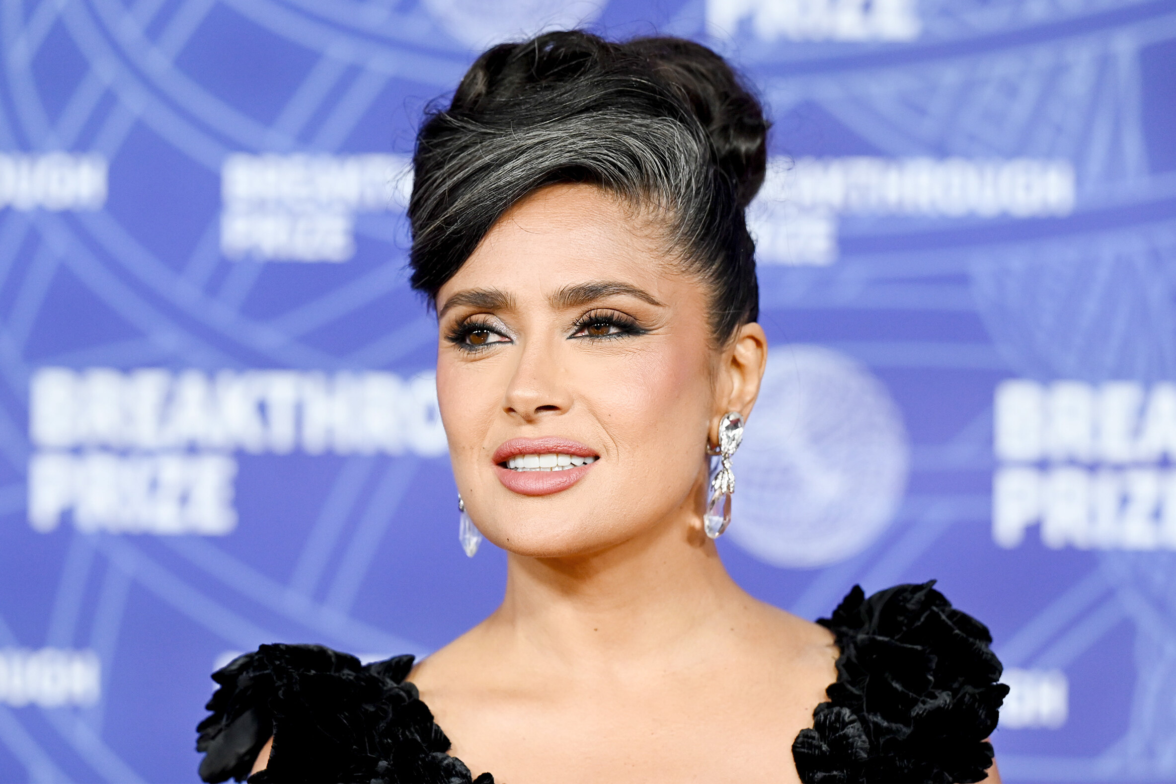 Безупречная элегантность: Сальма Хайек научила нас делать идеальный пучок для седых волос