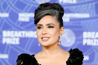 Безупречная элегантность: Сальма Хайек научила нас делать идеальный пучок для седых волос