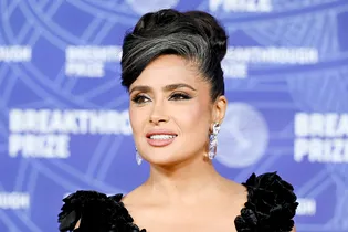 Безупречная элегантность: Сальма Хайек научила нас делать идеальный пучок для седых волос