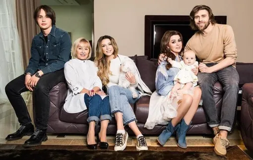 Анастасия Заворотнюк с семьей Анастасия Заворотнюк с семьей