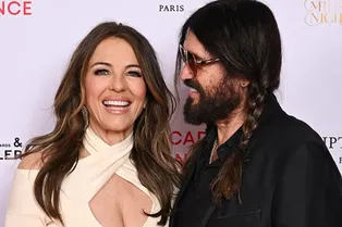 Элизабет Херли в облегающем платье с обнаженными плечами нежно обнимала Билли Сайруса на вечере в Лондоне Элизабет Херли в облегающем платье с обнаженными плечами нежно обнимала Билли Сайруса на вечере в Лондоне