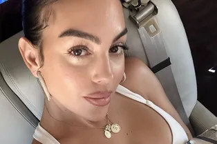 Невеста футболиста в белом мини с декольте: Джорджина Родригес устроила фотосессию на борту частного джета Невеста футболиста в белом мини с декольте: Джорджина Родригес устроила фотосессию на борту частного джета