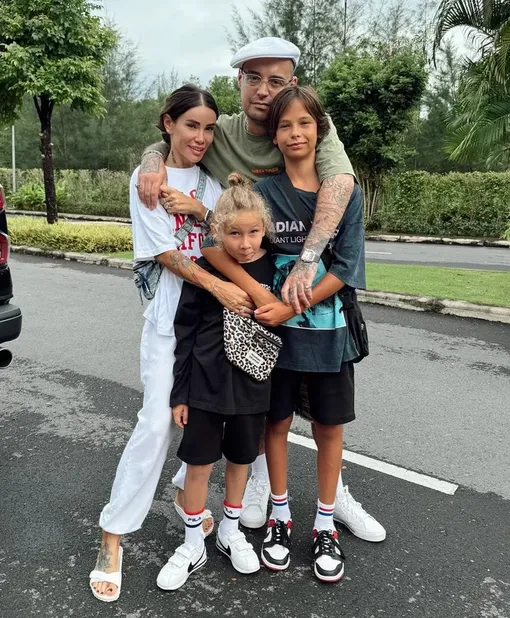 Айза с Гуфом, сыновьями Сэмом и Элвисом