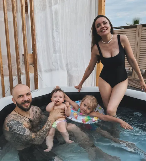 Ассоль и ST с дочерьми Эстель и Эльзой