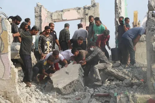 Жители Ирана спасают людей под обломками обрушившихся зданий