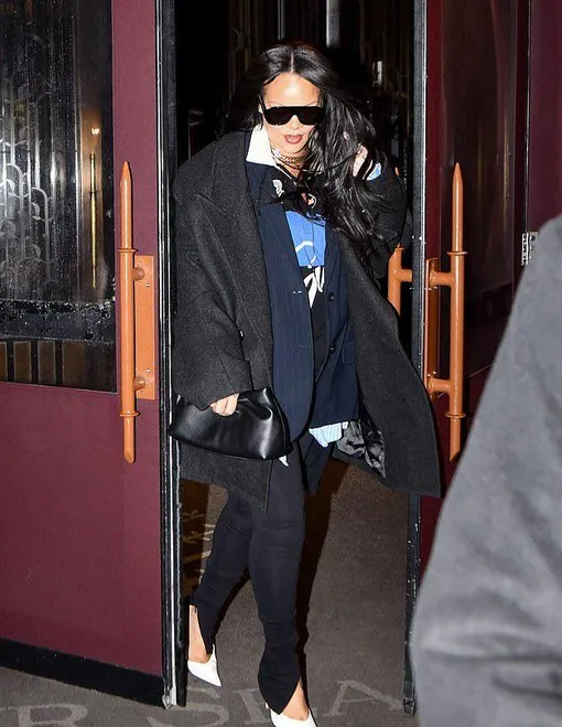 Рианну защемило дверью из-за рассеянности ее телохранителя