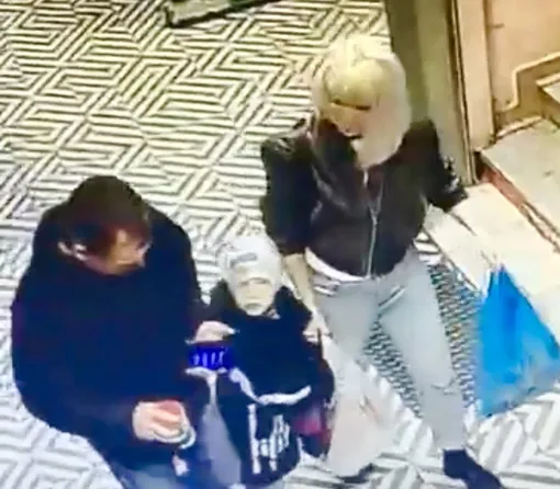 Мужчина напал на женщину в магазине при ее маленьком сыне Мужчина напал на женщину в магазине при ее маленьком сыне