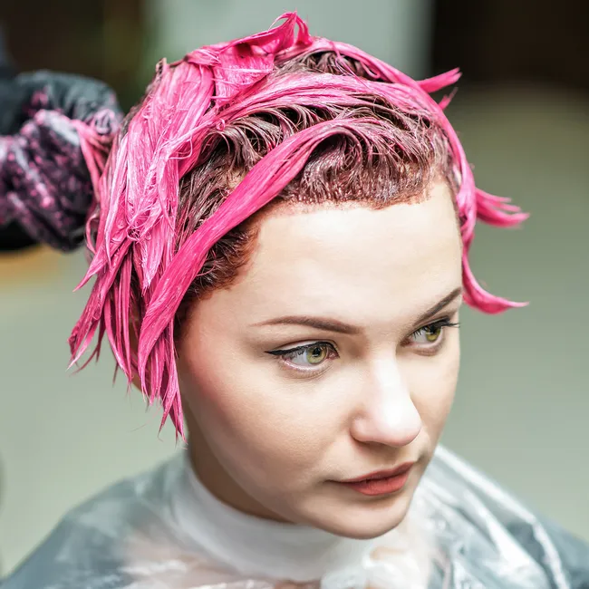 Как защитить фолликулы волос во время окрашивания: памятка безопасности от трихолога