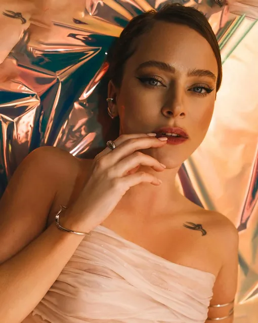 Аглая Тарасова томно смотрела в объектив камеры