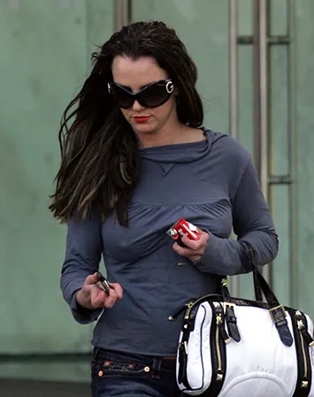 Бритни неоднократно перевоплощалась из блондинки в брюнетку: фото папарацци тому лучшее доказательство из блондинки в брюнетку фото